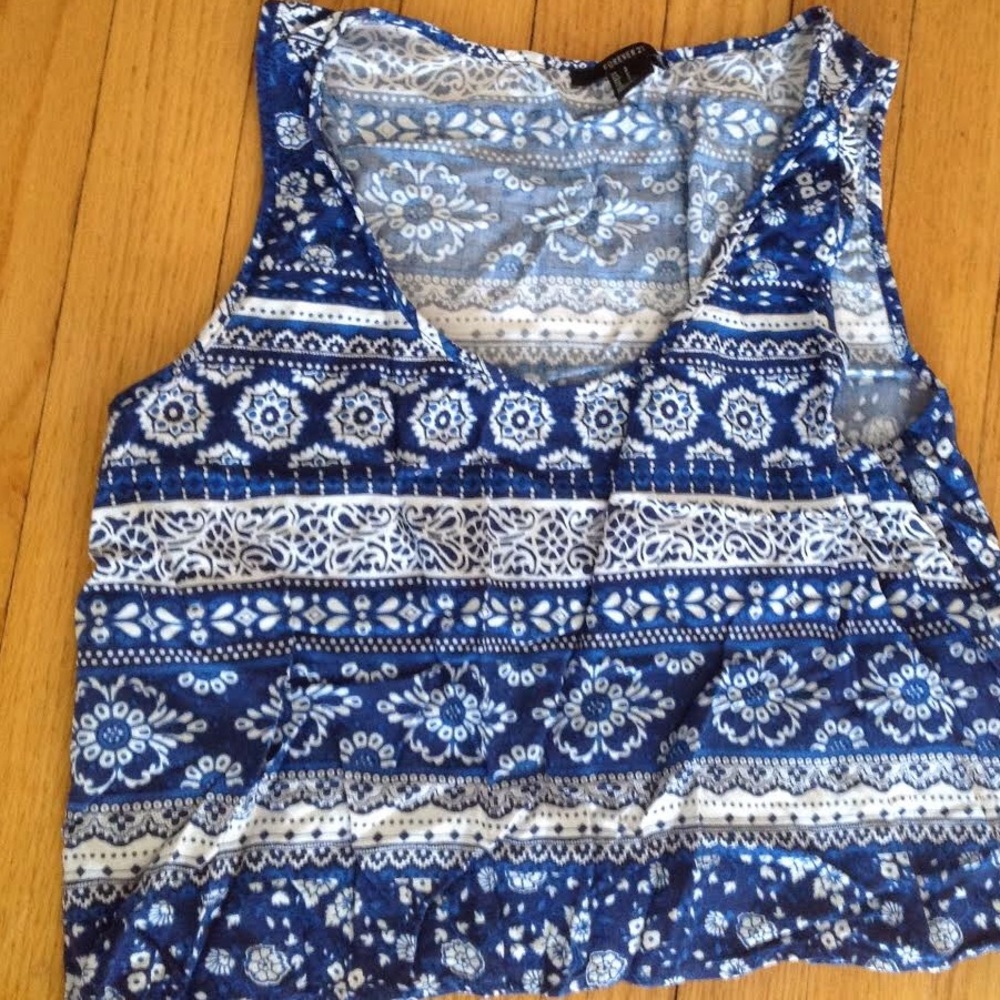Women’s Forever 21 cute crop top with blue designs